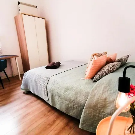 By Paseo De Gracia Hostel *